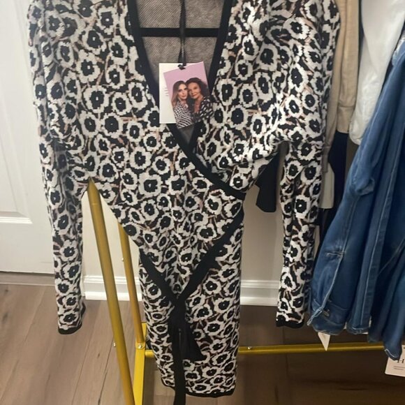 Diane Von Furstenberg x Target V-Neck Poppy Print Wrap Sweater – Size XL - Picture 5 of 6